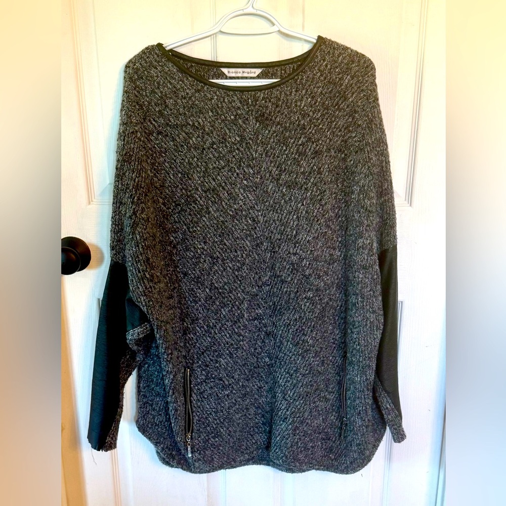 ❄️🖤Bianca Nygard Sweater with Zipper Pockets🖤❄️